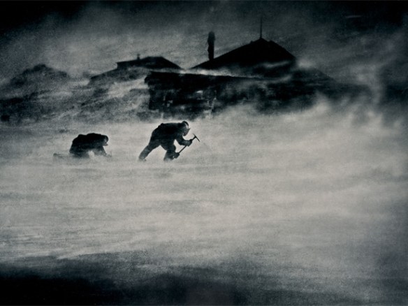 australian-antarctic-explorers-chop-ice-615